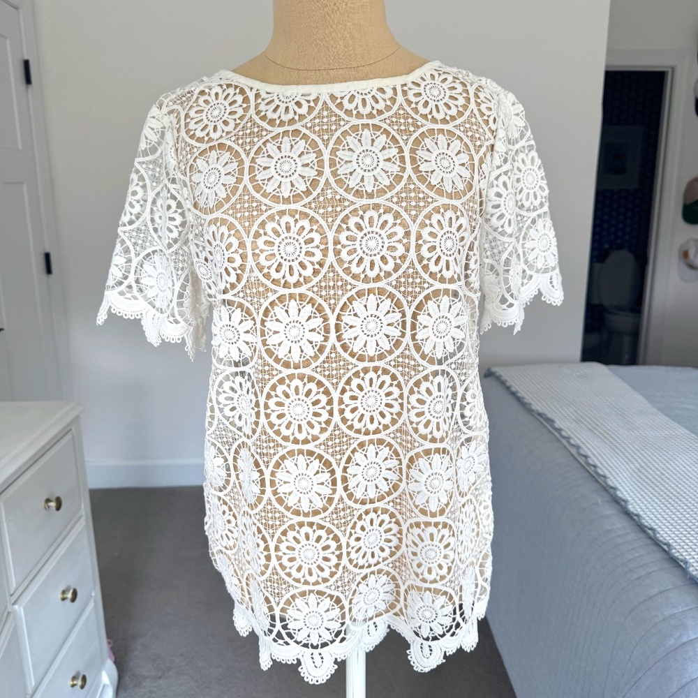 Banana Republic White Lace Top Short Sleeve Size XS (longer length)